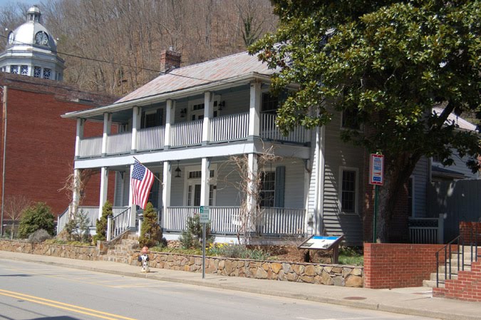 Colonel Lawrence Allen House in Marshall.jpg