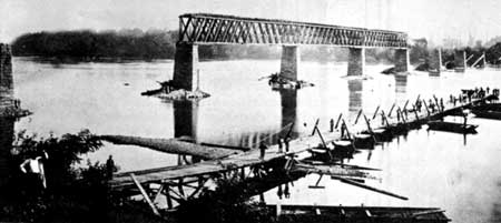 Pontoon Bridge across Tennessee River.jpg